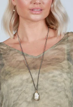 Chain Necklace with Baroque Pearl in Olive Green