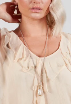 Chain Necklace with Baroque Pearl in Pale Grey