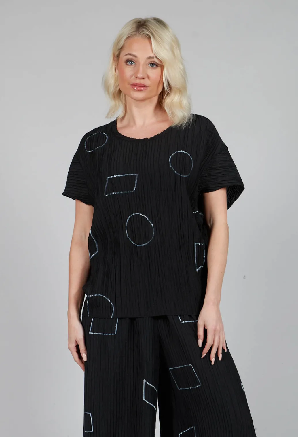 Crinkle Geometric Top in Black