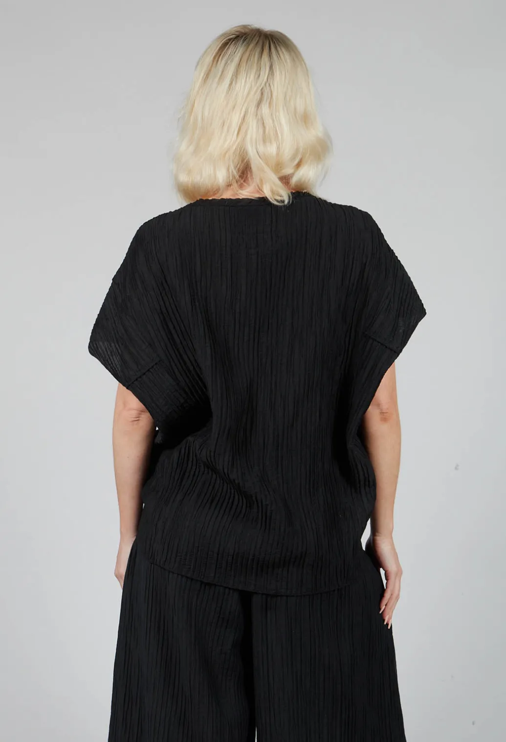 Crinkle Geometric Top in Black