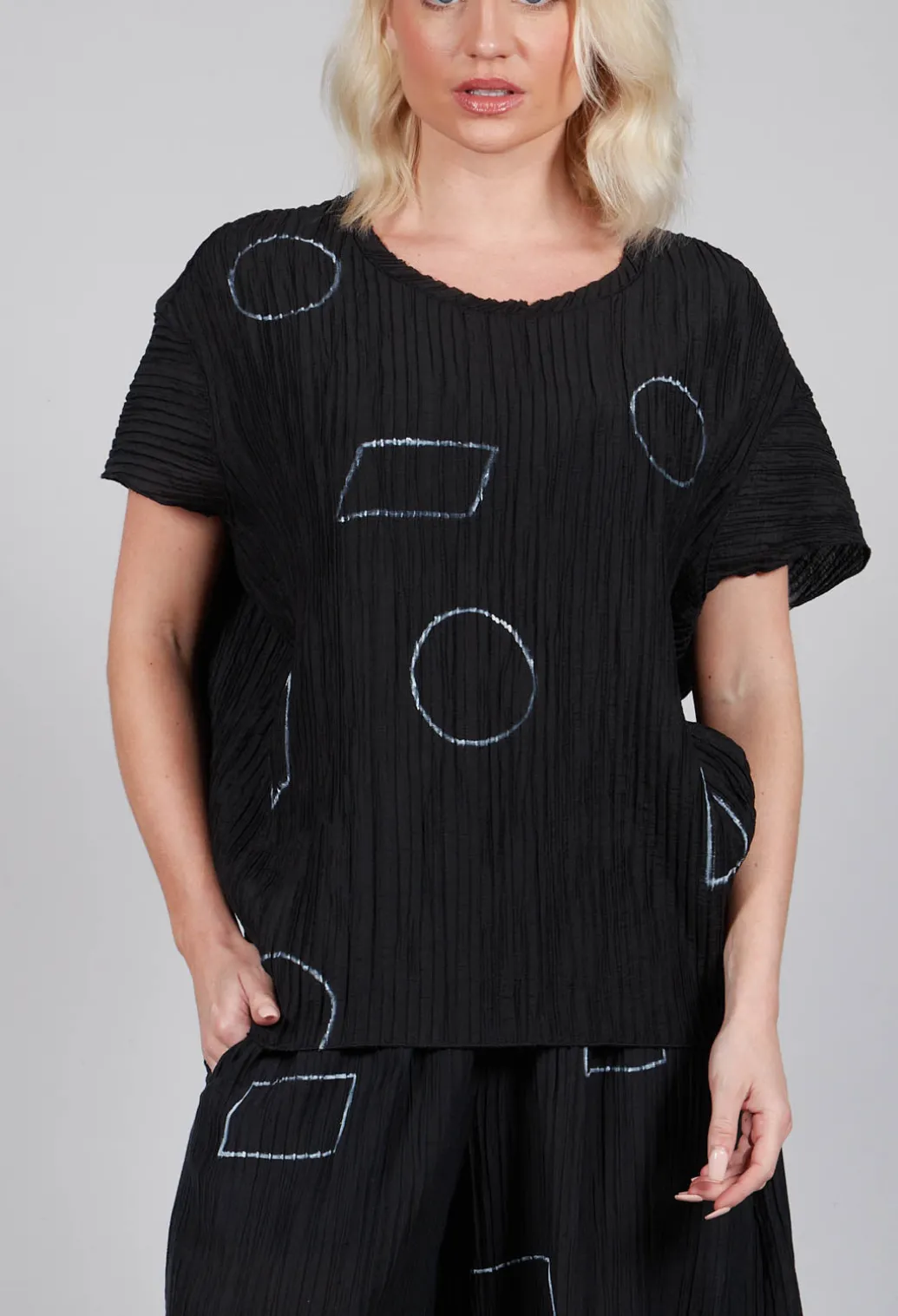 Crinkle Geometric Top in Black