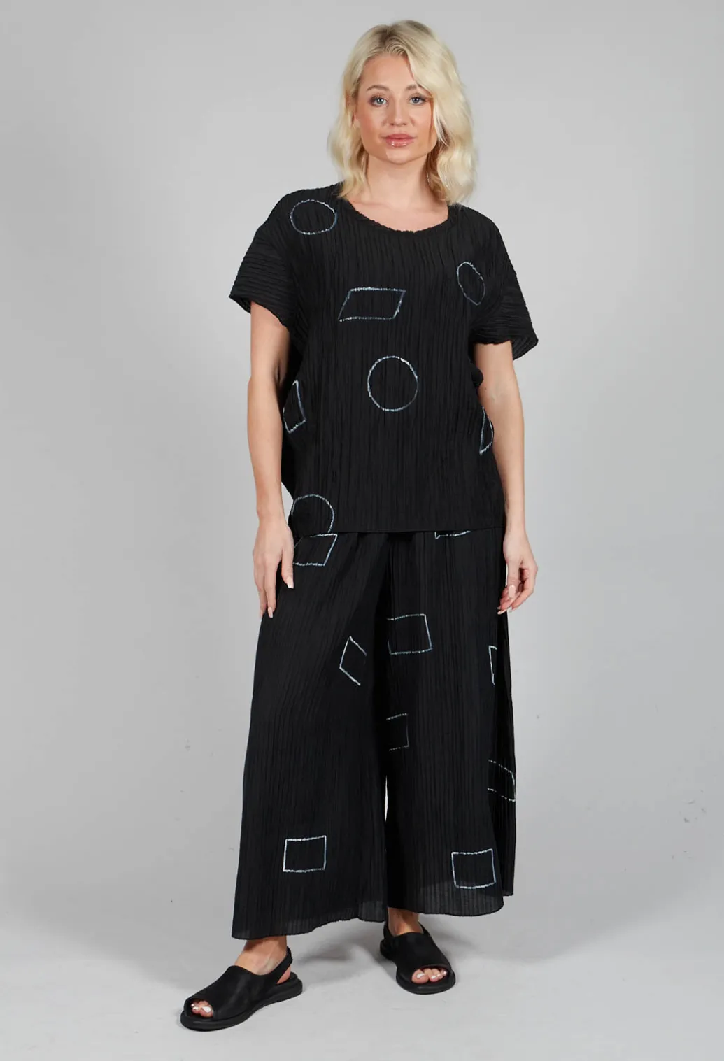 Crinkle Geometric Top in Black