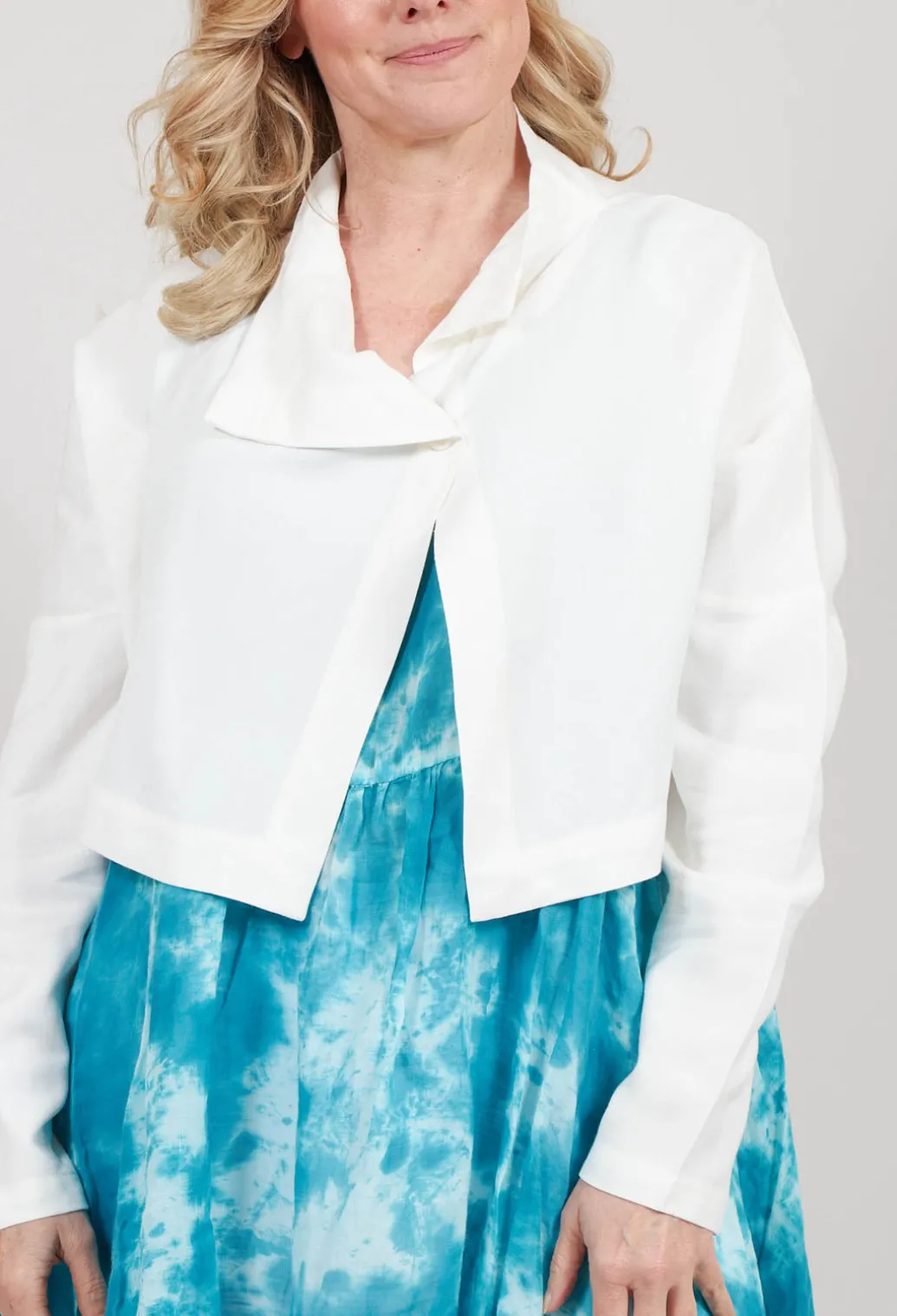 Cropped Cardigan with Pointed Collar in White