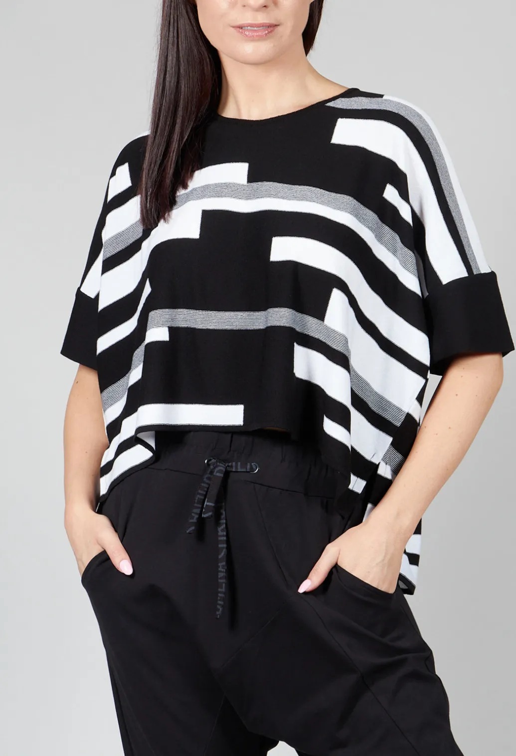 Cropped Short Sleeve Jumper in Black and White