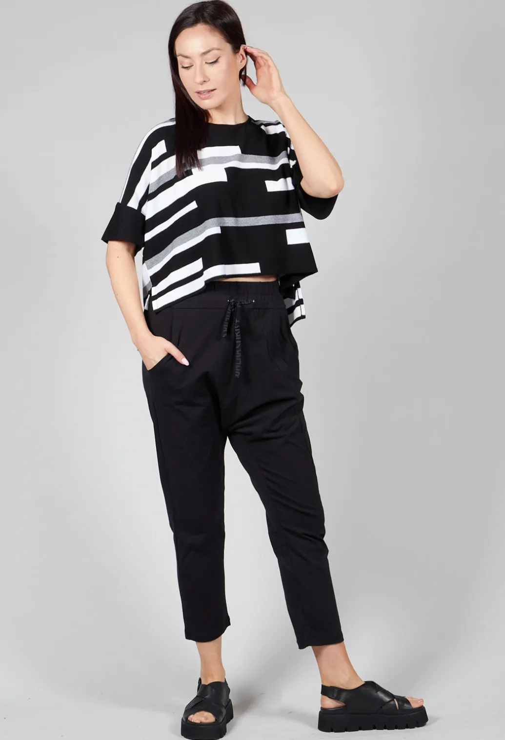 Cropped Short Sleeve Jumper in Black and White