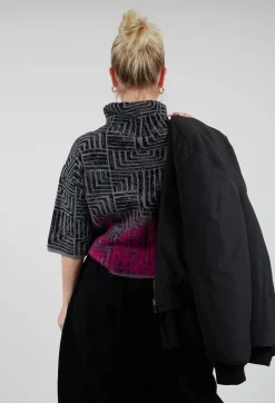 Cropped Sweater in Dark Grey and Magenta