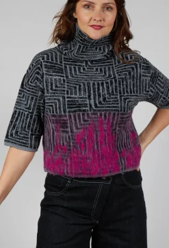 Cropped Sweater in Dark Grey and Magenta