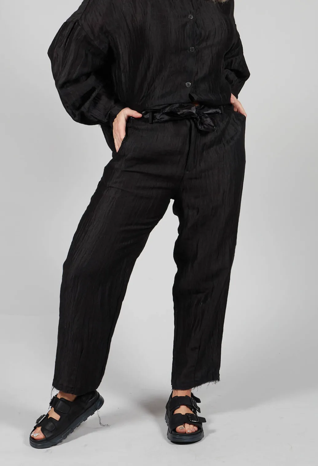 Cropped Trousers in Lino Crush Nero