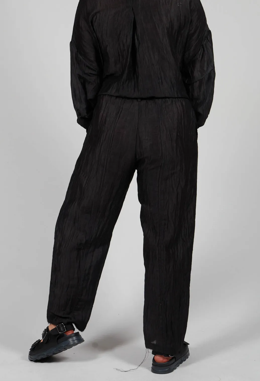 Cropped Trousers in Lino Crush Nero