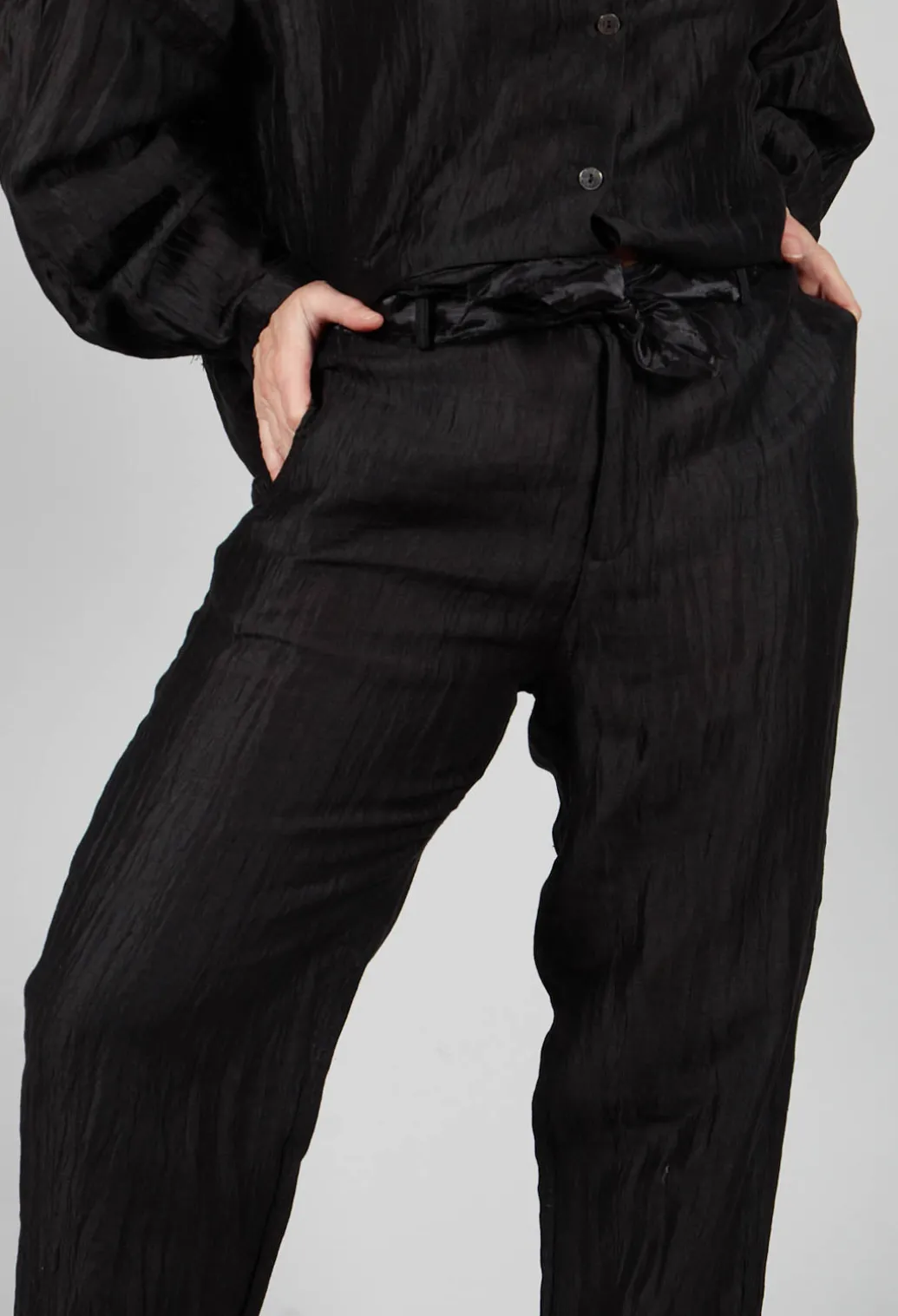 Cropped Trousers in Lino Crush Nero