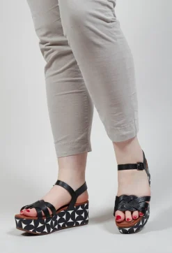 Doyki Wedge in Black and White Print
