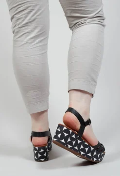 Doyki Wedge in Black and White Print