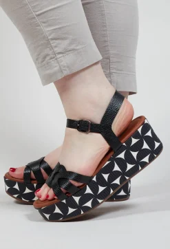 Doyki Wedge in Black and White Print