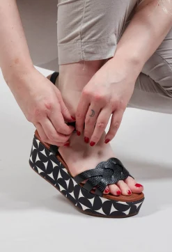 Doyki Wedge in Black and White Print