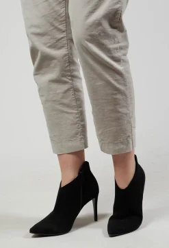 Heeled Suede Ankle Boot with Zip in Schwarz