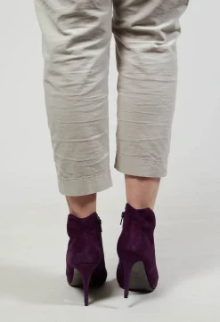 Heeled Suede Ankle Boot with Zip in Violett