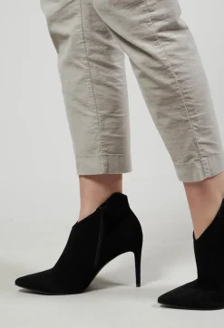 Heeled Suede Ankle Boot with Zip in Schwarz