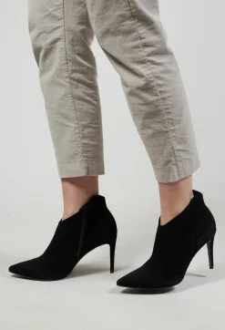 Heeled Suede Ankle Boot with Zip in Schwarz