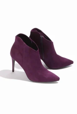 Heeled Suede Ankle Boot with Zip in Violett