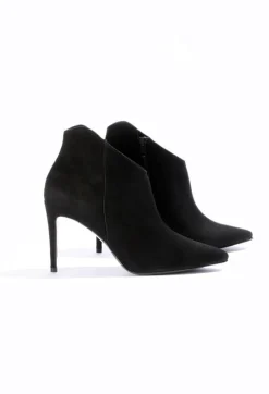 Heeled Suede Ankle Boot with Zip in Schwarz
