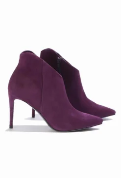 Heeled Suede Ankle Boot with Zip in Violett