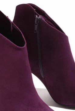 Heeled Suede Ankle Boot with Zip in Violett
