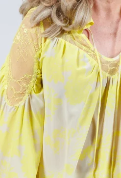 Lace Blouse in Lion Cream