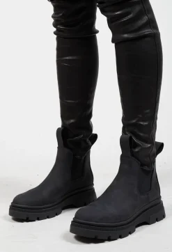 Low Chelsea Boots in New Black