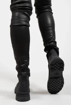 Low Chelsea Boots in New Black