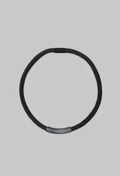 Metallic Choker with Metal Part in Grey