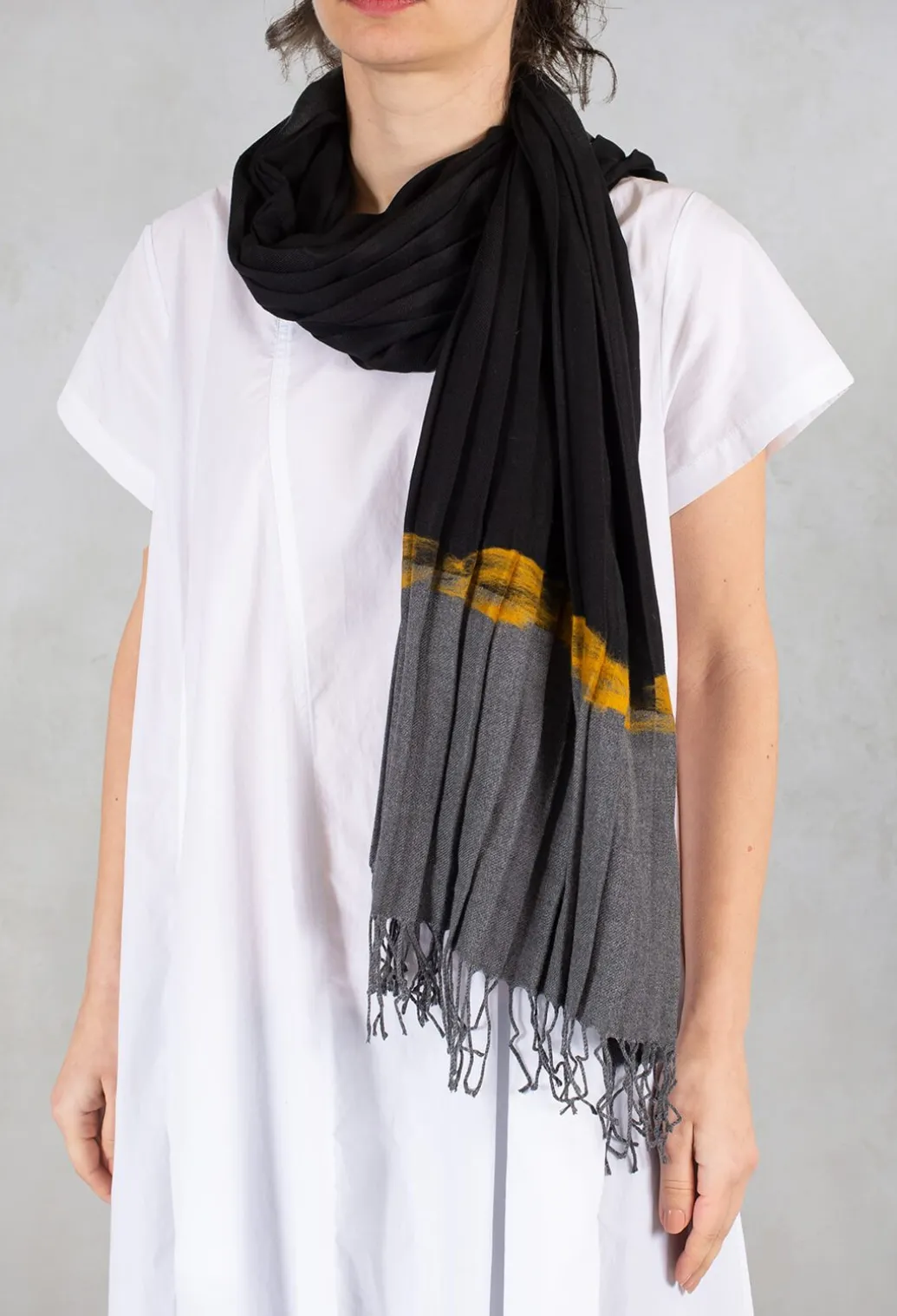 Pleated Scarf in Black/Grey