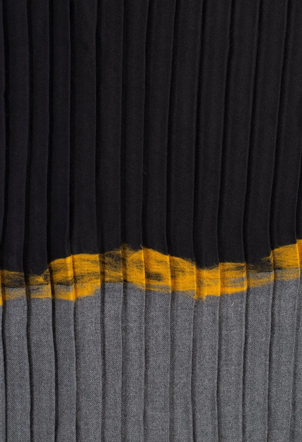 Pleated Scarf in Black/Grey