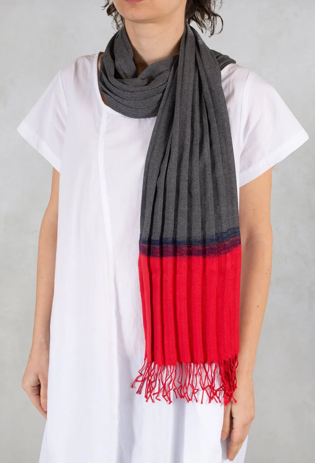 Pleated Scarf in Grey/Red