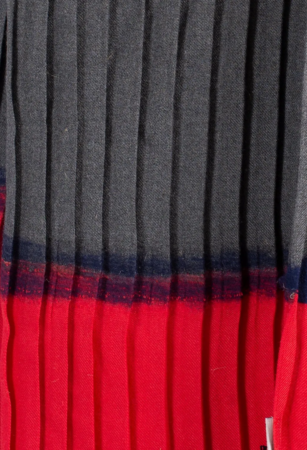 Pleated Scarf in Grey/Red