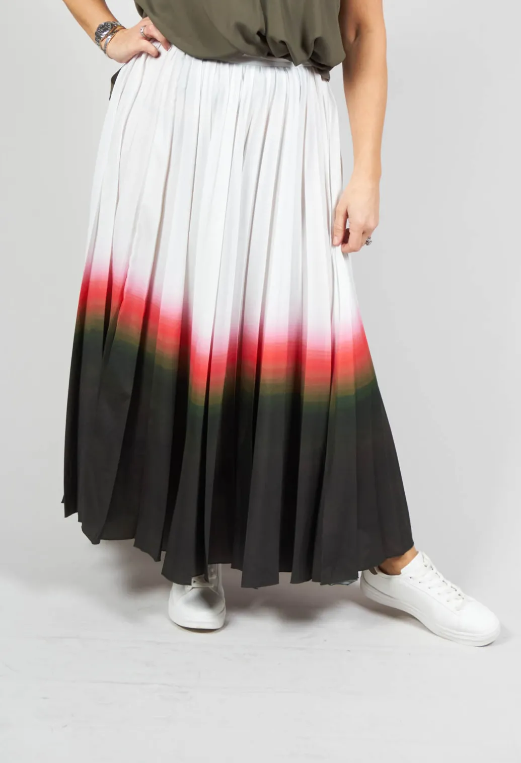 Pleated Skirt in White Faded Dye Hem line