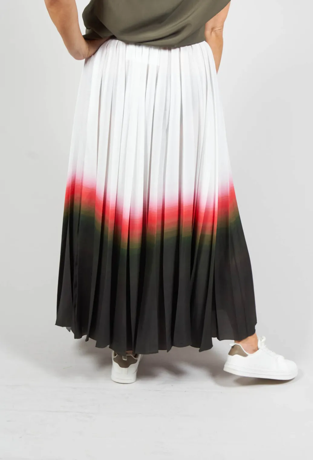 Pleated Skirt in White Faded Dye Hem line