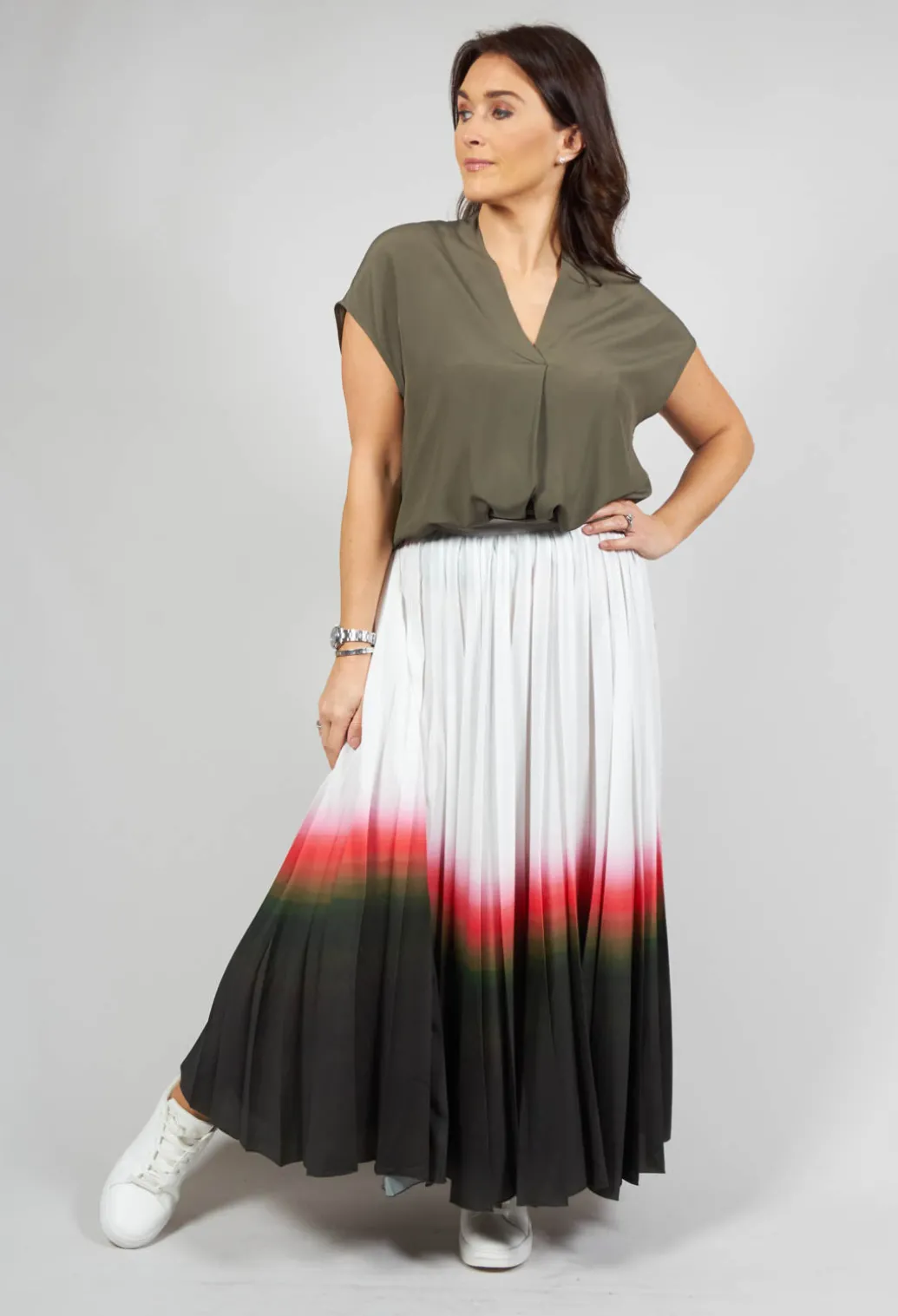 Pleated Skirt in White Faded Dye Hem line