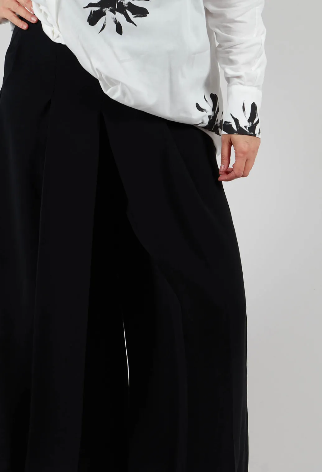 Pleated Wide Leg Pants in Lalabel Nero