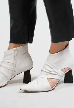 Pointed Heeled Boots in Osso / Nero