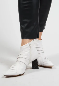Pointed Heeled Boots in Osso / Nero