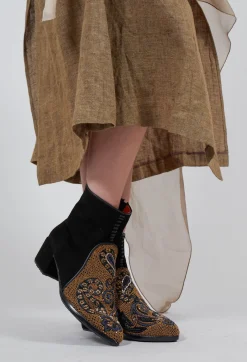 Queen Phyllis Boot in Suede Black Beige