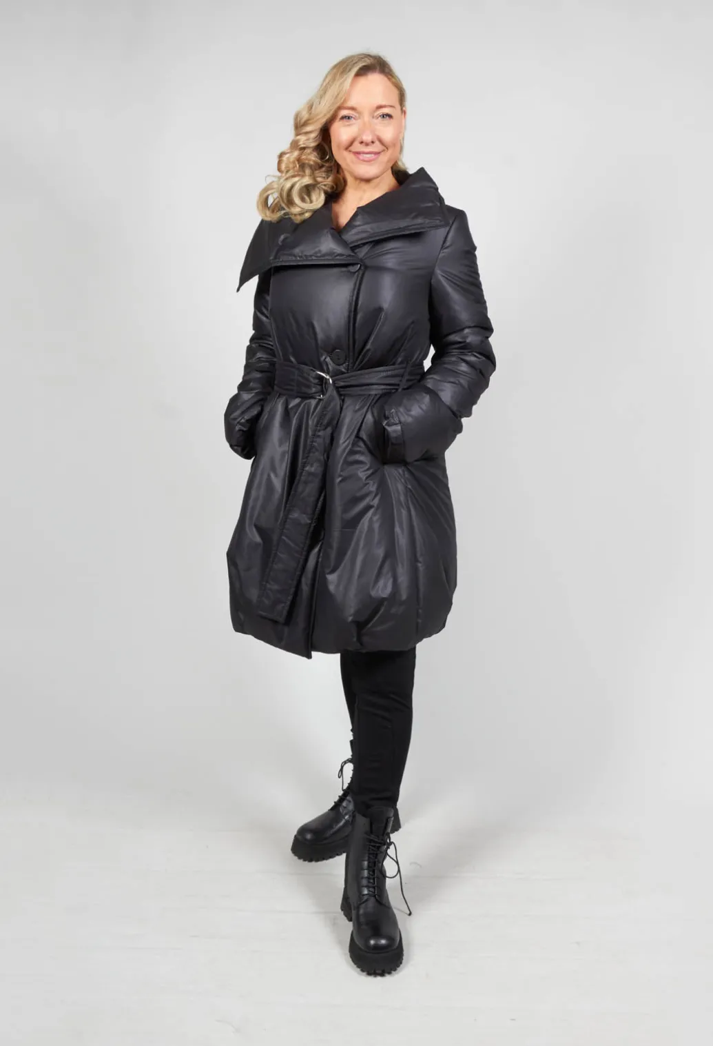 Quilted Coat Vint with High Neck In Black