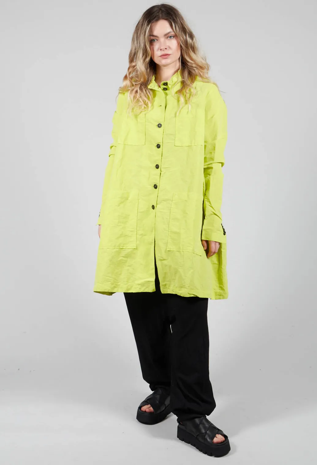 Short Length Coat With Pocket Features in Spring