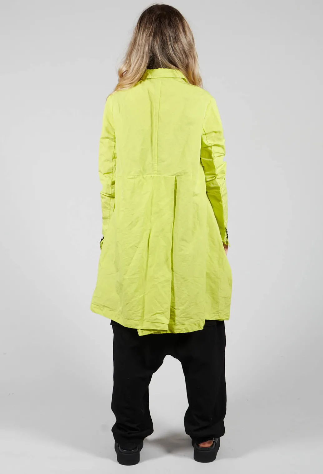 Short Length Coat With Pocket Features in Spring