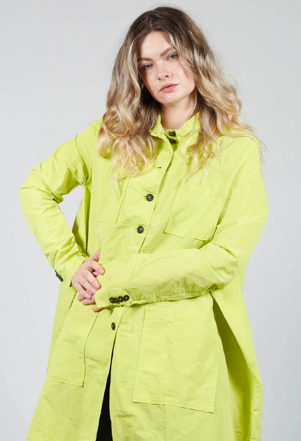 Short Length Coat With Pocket Features in Spring