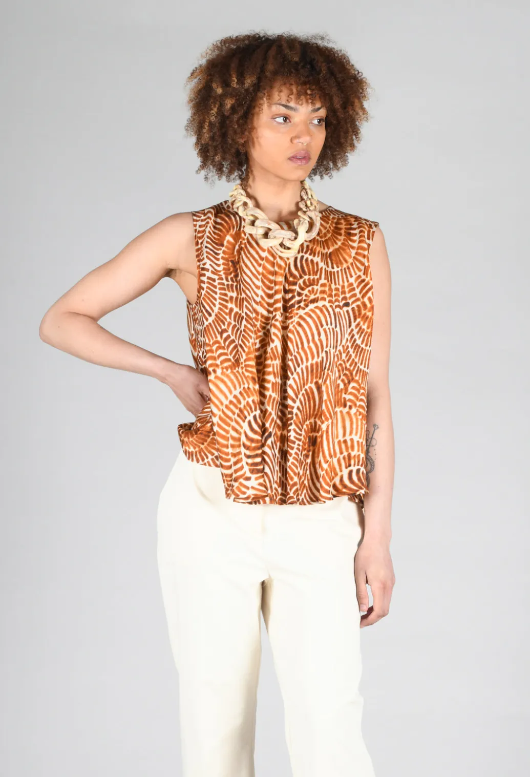 Sleeveless Blouse in Shell Print