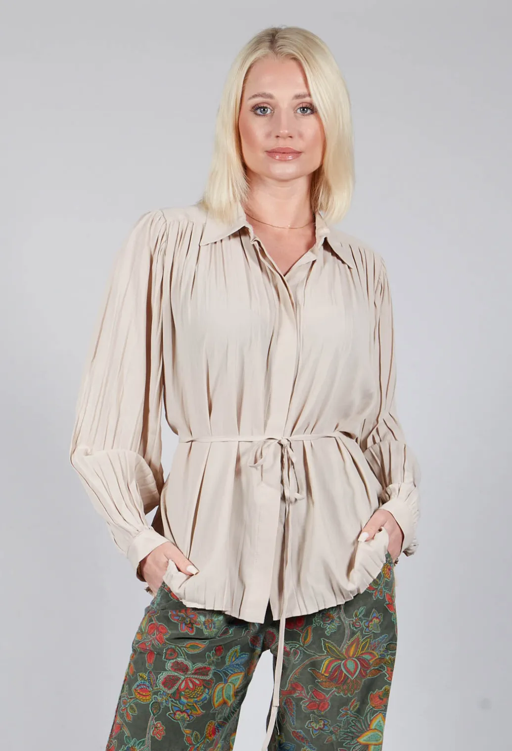 Torre Lightweight Pleated Shirt in Beige
