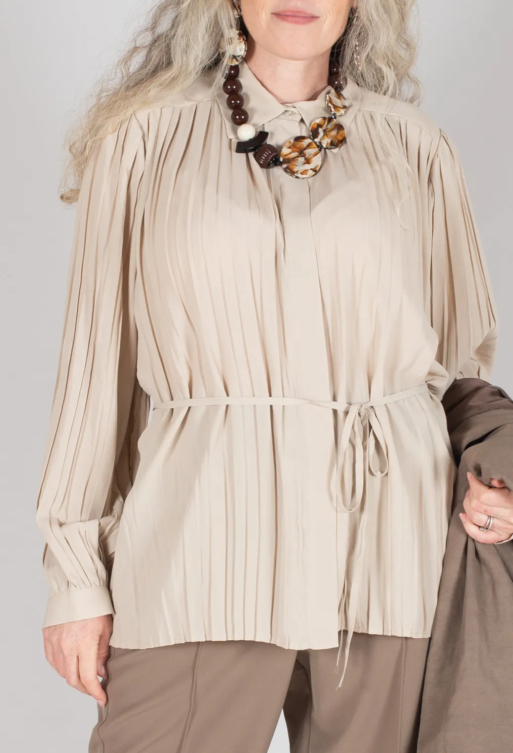 Torre Lightweight Pleated Shirt in Beige