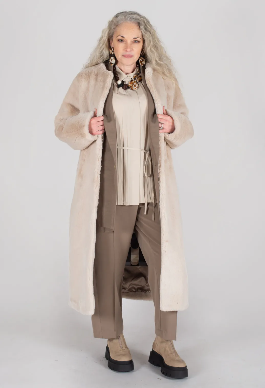 Torre Lightweight Pleated Shirt in Beige