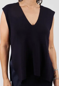 V-Neck Knitted Vest in Nero